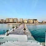 Holiday Apartment, Qerret