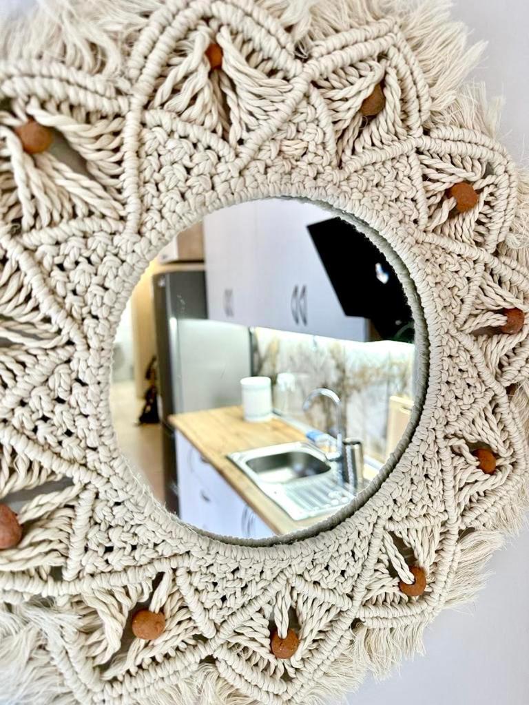 Apartament Apartment, Qerret